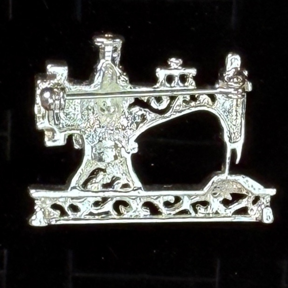 Silvertone Sewing Machine Brooch Pin - Picture 5 of 7